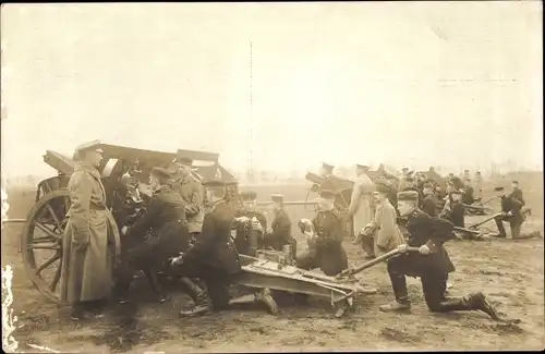 Foto Ak Deutsche Soldaten in Uniformen mit Geschützen