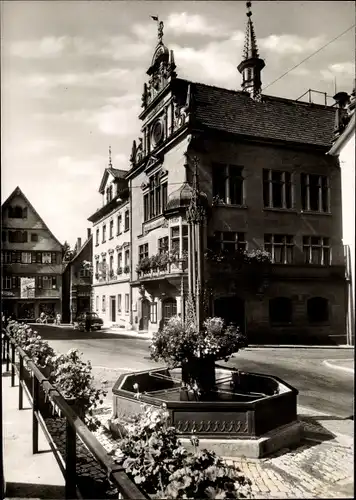 Ak Messkirch in der Schwäbischen Alb, Straßenpartie, Giebelhaus, Brunnen