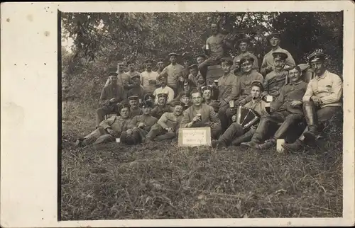 Foto Ak Deutsche Soldaten in Uniformen, Gruppenaufnahme, Akkordeon