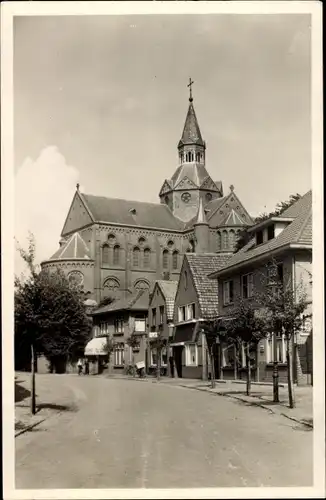 Ak Vught Nordbrabant, Kirche St. Petrus, Straßenpartie