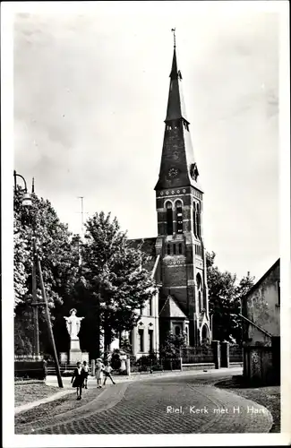 Ak Riel Nordbrabant, Kerk met H. Hart, Kirche, Herz Jesu Statue, Passanten, Straßenpartie