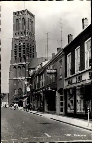 Ak Oss Nordbrabant, Kerkstraat, Kirchturm, Geschäftsstraße, Fahrradfahrer, Schoenen, Van Duk