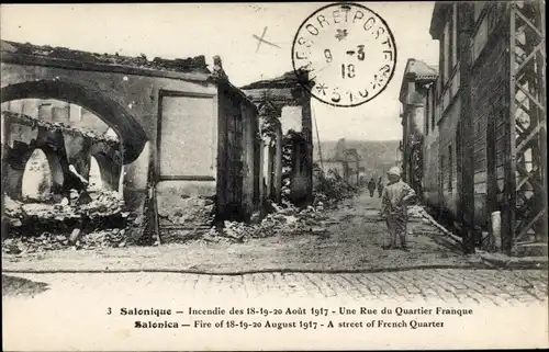 Ak Thessaloniki Griechenland, Fire of 18.-20. August 1917, a street of French Quarter, Soldat