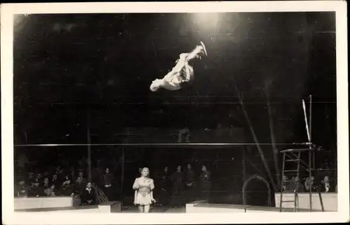 Foto Ak Artisten in der Manege, Seilakrobatik, Zirkus