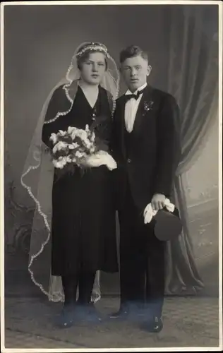 Foto Ak Brautpaar, Hochzeit 4. April 1933, Portrait