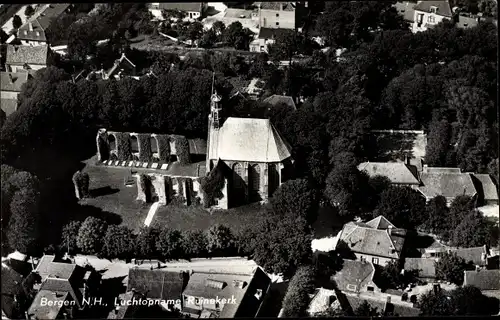 Ak Bergen Nordholland, Ruinekerk, Fliegeraufnahme