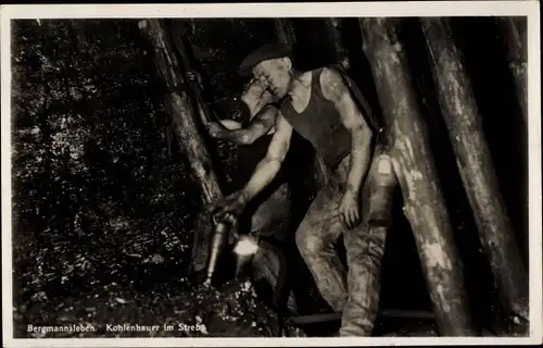 Ak Bergmannsleben, Kohlenhauer im Strebe, Bergleute