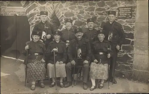 Foto Ak Bergwerksbesucher in Tracht, Grubenlampen, Bergleute