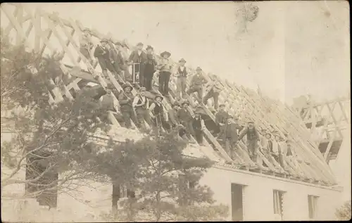 Foto Ak Zimmermänner auf einem Hausdach, Hausbau