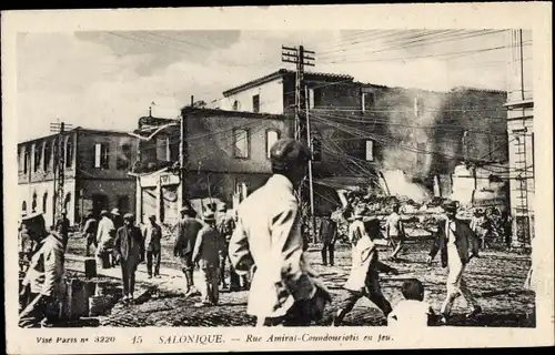 Ak Thessaloniki Griechenland, Rue Admiral Coundouriotis en feu, Ansicht von zerstörten Häusern