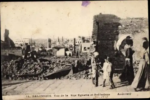 Ak Thessaloniki Saloniki Griechenland, Vue de la Rue Egnatia, Prefecture, Brand August 1917