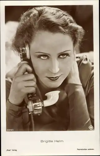 Ak Schauspielerin Brigitte Helm, bekannt aus Metropolis, Portrait mit Telefon