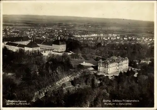 Ak Gotha in Thüringen, Schloss Friedenstein, Museum Ostviertel, Fliegeraufnahme