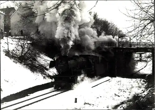 Foto Ak Bubach im Hunsrück, 023 009 d. Bw Saarbrücken mit N 4638, Dampflok passiert Brücke, Winter