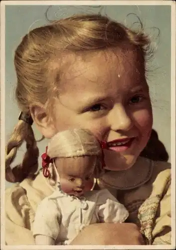 Ak Mädchen mit Puppe