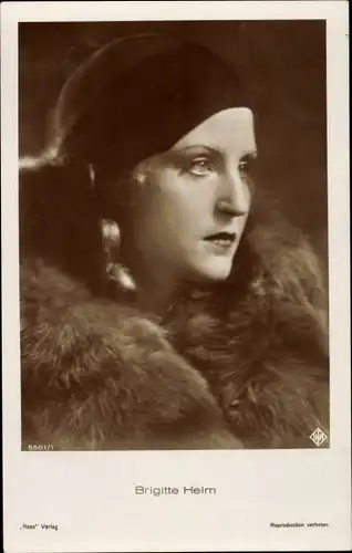 Ak Schauspielerin Brigitte Helm, bekannt aus Metropolis, Portrait mit Pelzstola, Ross Nr. 5501/1