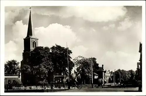 Ak Heerenveen Friesland, Breedpad met NEd. Herv. Kerk, Ortspartie, Kirche, Passanten, Radfahrer