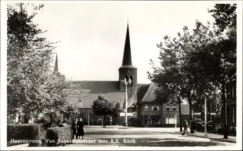 Ak Heerenveen Friesland, Van maasdijkstraat met N. H. Kerk, Straßenpartie