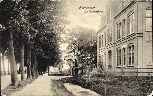 Ak Heerenveen Friesland, Ambachtsschool, Hausansicht, Alleebäume