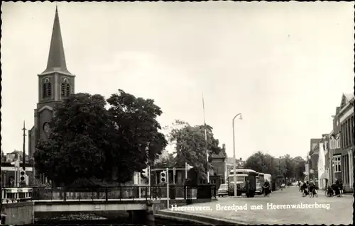 Ak Heerenveen Friesland, Breedpad met Heerenwalsterbrug, Kirche, Bus, Passanten, Radfahrer