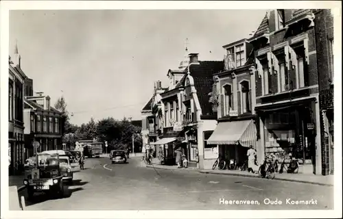 Ak Heerenveen Friesland, Oude Koemarkt, Einkaufsstraße, Geschäfte, Fahrradfahrer, Autos