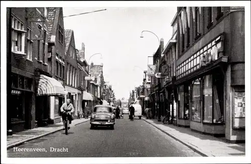 Ak Heerenveen Friesland, Dracht, Einkaufsstraße, Geschäfte, Fahrradfahrer, Autos