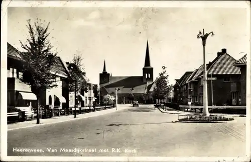 Ak Heerenveen Friesland, Van Maasdijkstraat met R. K. Kerk, Straßenpartie