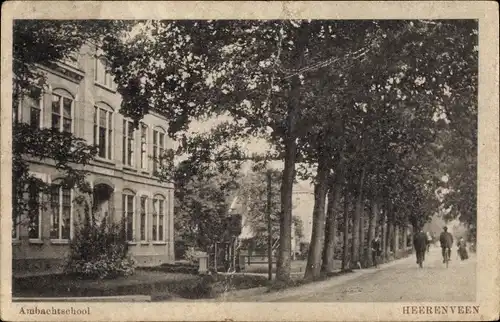 Ak Heerenveen Friesland, Ambachtsschool, Hausansicht, Alleebäume, Fahrradfahrer