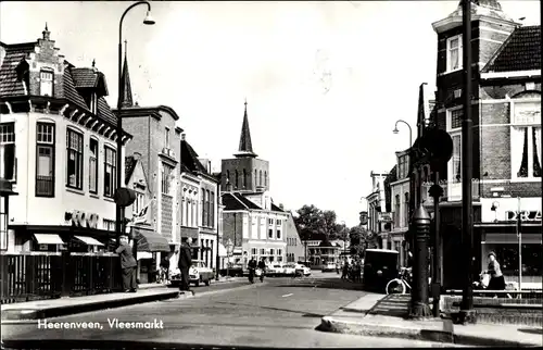 Ak Heerenveen Friesland, Vleesmarkt, Straßenpartie, Automobile, Fahrradfahrer, Geschäfte