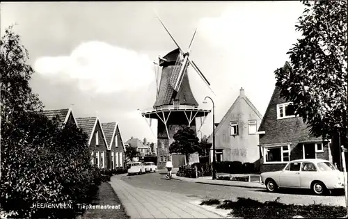 Ak Heerenveen Friesland, Tjepkemastraat, Mühle, Straßenpartie, Automobile