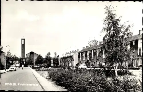 Ak Tegelen Limburg, Plechelmusstraat, Reihenhaussiedlung, Kirche