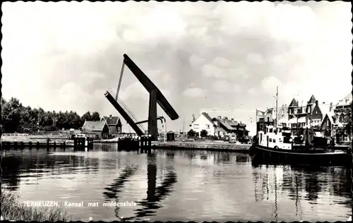 Ak Terneuzen Zeeland, Kanaal met middensluis, Hebebrücke, Schleuse