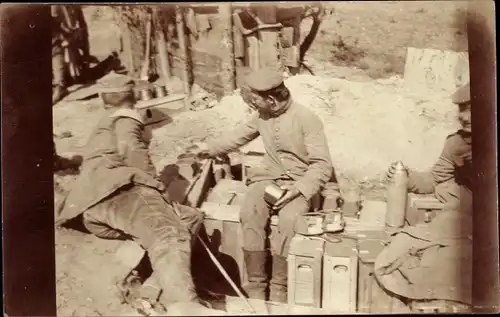 Foto Ak Deutsche Soldaten in Uniform, Ausrüstung, Munition, 1. WK
