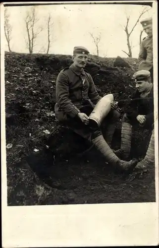 Foto Ak Deutsche Soldaten in Uniform, Munition, 1. WK