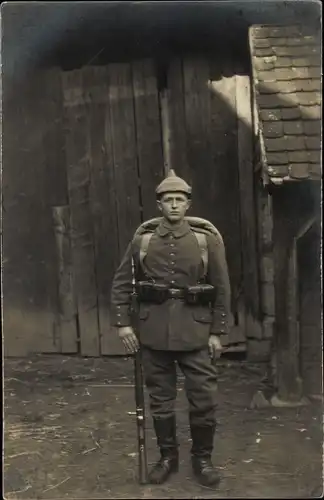 Foto Ak Deutscher Soldat in Uniform, Gewehr, Ausrüstung