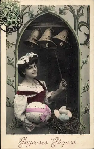 Ak Glückwunsch Ostern, Frau läutet Glocken, Ostereier