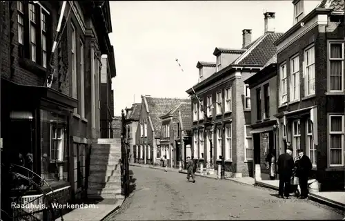 Ak Werkendam Nordbrabant, Radhuis, Rathaus, Treppenaufgang, Straßenpartie