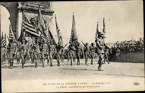 Ak Paris VIII, Arc de Triomphe, Les Fetes de la Victoire 1919, Le Defile, Les Etendards Americains