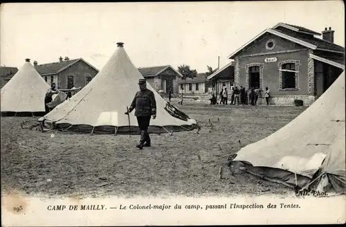 Ak Mailly le Camp Aube, Le Colonel major du camp, passant l'Inspection des Tentes