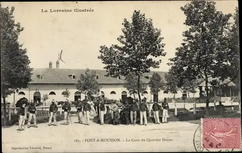 Ak Pont à Mousson Meurthe et Moselle, La Cour du Quartier Duroc, Lorraine