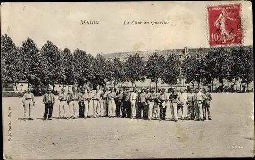 Ak Meaux Seine-et-Marne, La Cour du Quartier