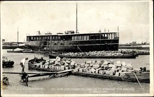 Ak Wieringen Nordholland Niederlande, Zuiderzeewerken, Oorlogschip Bellona, woonschip voor arbeeders