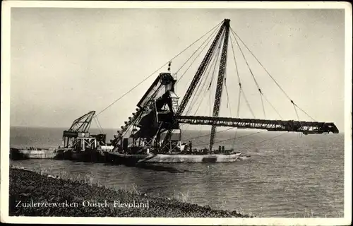 Ak Oostel Flevoland, Zuiderzeewerken, Baggerschiff, Schwimmkran