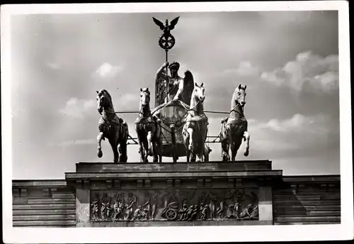 Ak Berlin Mitte, Siegeswagen auf dem Brandenburger Tor