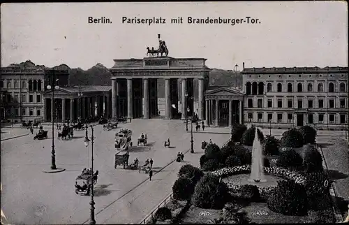 Ak Berlin Mitte, Pariser Platz mit Brandenburger Tor