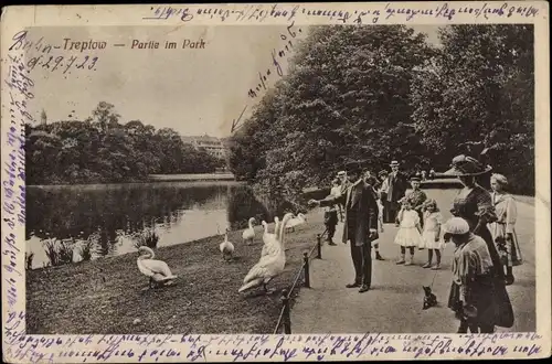 Ak Berlin Treptow, Parkpartie, Besucher, Schwäne