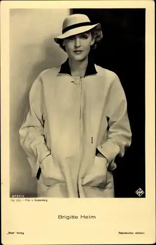 Ak Schauspielerin Brigitte Helm, bekannt aus Metropolis, Mantel