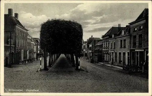 Ak Willemstad Nordbrabant, Voorstraat, Straßenpartie, Baumkolonade