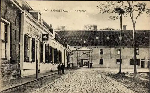 Ak Willemstad Nordbrabant, Kazerne, Toreinfahrt, Café Billard