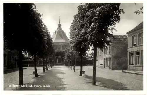 Ak Willemstad Nordbrabant, Ned. Herv. Kerk, Straßenpartie, Baumreihe